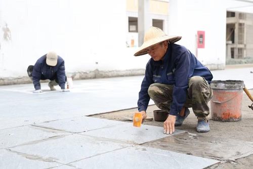 Để đạt tiến độ đề ra, các nhà thầu huy động cán bộ, công nhân làm việc liên tục theo phương châm “3 ca, 4 kíp”, tận dụng tối đa thời gian thuận lợi để đẩy nhanh tiến độ.