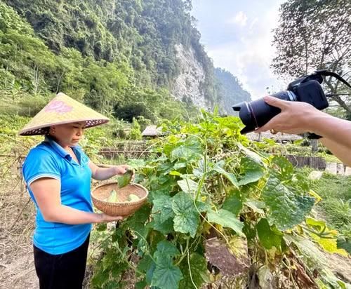 Việc livestream và sản xuất video đăng tải trên mạng xã hội là công việc thường ngày của rất nhiều người dân trong bản.