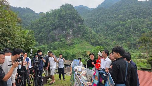 Một buổi livestream bán nông sản, đặc sản ở Lâm Bình. (Ảnh: T.V.H)