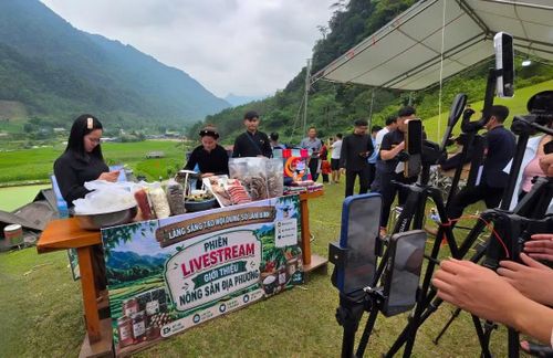Một phiên livestream giới thiệu nông sản địa phương của người dân xã Lâm Bình.