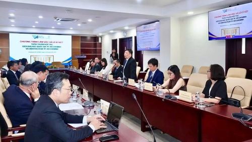 Quang cảnh buổi làm việc.