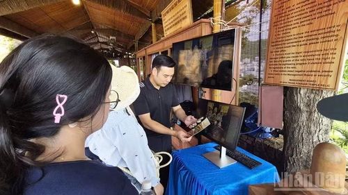 Bằng cách quét mã QR trên điện thoại thông minh, du khách có thể bước vào thế giới văn hóa Chăm được tái hiện sinh động qua bản đồ số, mô hình 3D và kho dữ liệu số hóa phong phú.