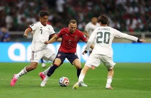 Cộng hòa Séc (áo đỏ) không thể tạo sóng gió trước hàng phòng ngự của Mexico. (Ảnh: FIFA)