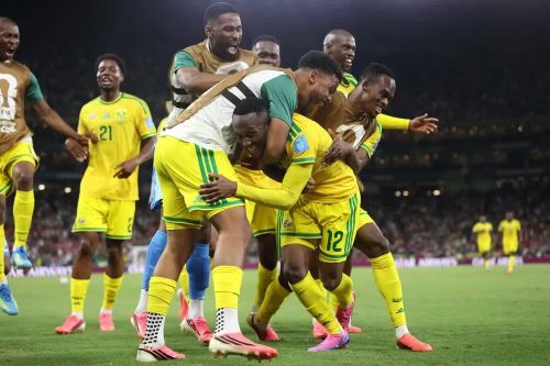 Các tuyển thủ Nam Phi ăn mừng bàn thắng. (Ảnh: FIFA)