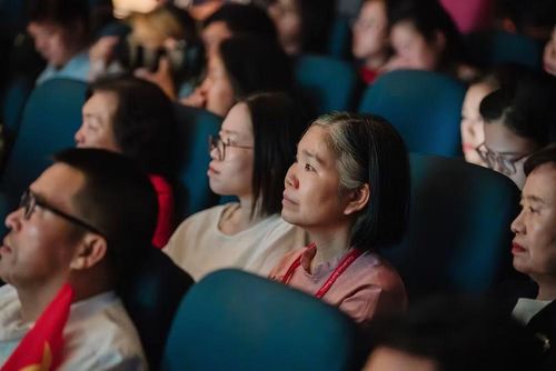 Thông qua những tác phẩm nghệ thuật giàu cảm xúc, cán bộ, giảng viên và đặc biệt là sinh viên, có cơ hội tiếp cận lịch sử bằng một cách thức sinh động, gần gũi hơn; từ đó khơi dậy lòng yêu nước, niềm tự hào dân tộc và khát vọng cống hiến cho đất nước. (Ảnh: ĐỖ BẢO)