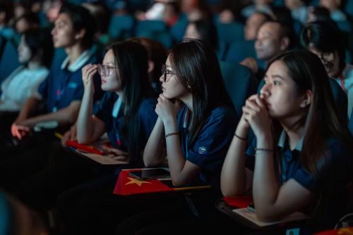 Không ít sinh viên, giảng viên và khách mời xúc động lau nước mắt khi chứng kiến hình ảnh Bác Hồ hiện lên giản dị nhưng vô cùng vĩ đại trên sân khấu.