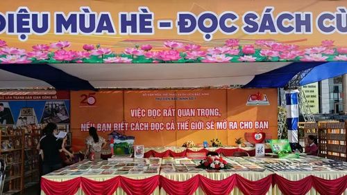 Một gian trưng bày sách tại sự kiện.