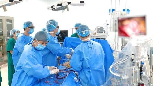 Ê-kíp thực hiện ca phẫu thuật.
