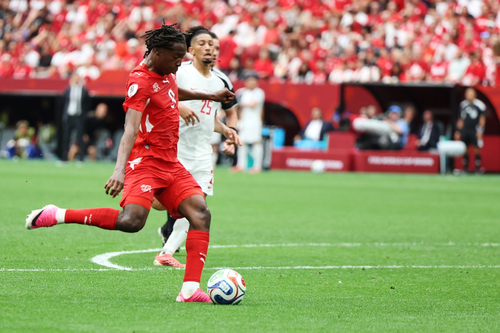 Embolo nới rộng cách biệt lên 2-0 cho Thụy Sĩ. Ảnh: AP