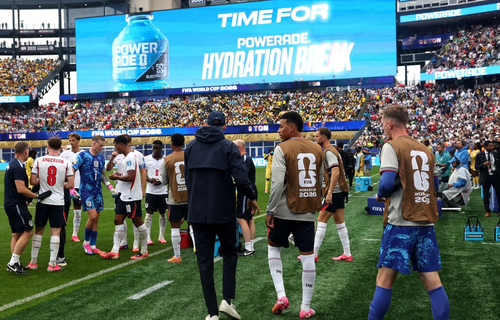 Theo lãnh đạo FIFA, duy trì thời gian tiếp nước giữa hiệp là hợp lý. Ảnh: Daily Express