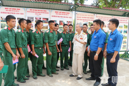  Đại tá, Anh hùng LLVT La Văn Cầu kể chuyện truyền thống với chiến sĩ trẻ Trung đoàn 174 (Sư đoàn 316, Quân khu 2).