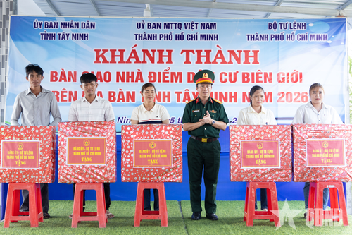 Đại tá Nguyễn Đình Chuẩn trao quà tặng các hộ dân.