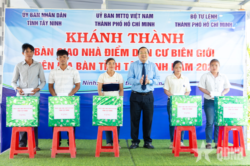 Đồng chí Nguyễn Minh Lâm trao quà tặng các hộ gia đình.