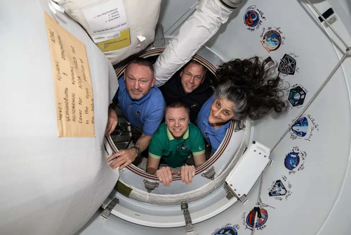 Các phi hành gia NASA chụp ảnh bên trong hệ thống ghép nối giữa ISS và tàu vũ trụ Dragon của SpaceX. Ảnh: NASA 