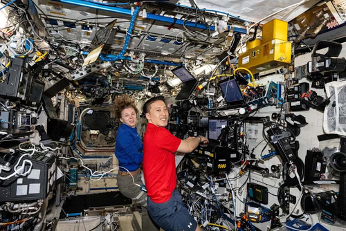  Hai phi hành gia Zena Cardman và Jonny Kim của NASA thực hành sử dụng cánh tay robot bên trong phòng thí nghiệm Destiny trên ISS. Ảnh: NASA 
