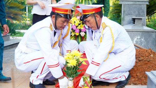 Hài cốt 5 liệt sĩ được đưa về an táng tại Nghĩa trang Liệt sĩ Trà My.