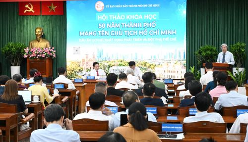  Ông Phạm Bình An, Phó Viện trưởng Viện Nghiên cứu phát triển TPHCM báo cáo đề dẫn. Ảnh: VIỆT DŨNG 