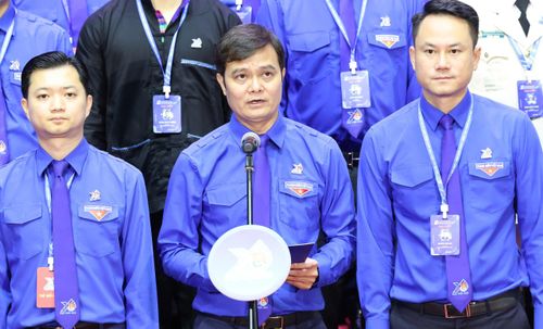  Đồng chí Bùi Quang Huy, Bí thư thứ nhất Trung ương Đoàn (giữa) phát biểu nhận nhiệm vụ 