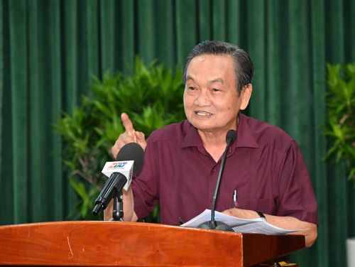 TS Trần Du lịch trình bày tham luận. Ảnh: VIỆT DŨNG