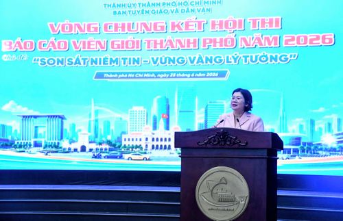  Đồng chí Văn Thị Bạch Tuyết phát biểu tại hội thi 