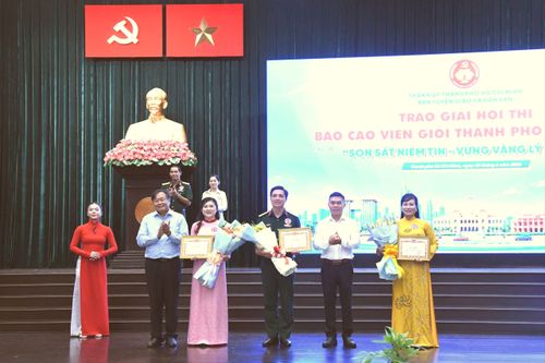  Đồng chí Phạm Minh Tâm và PGS-TS Nguyễn Quốc Dũng chúc mừng 3 thí sinh đoạt giải Ba 