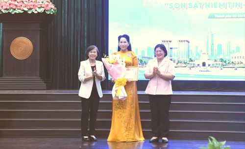  Đồng chí Văn Thị Bạch Tuyết và đồng chí Phạm Phương Thảo tặng hoa chúc mừng thí sinh Phạm Thị Thanh Tuyền đến từ Đảng ủy phường Thới An, đoạt giải Nhất hội thi 