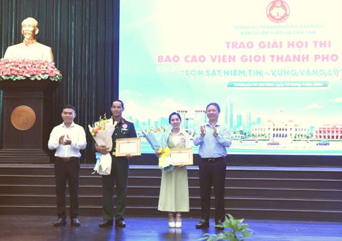  Đồng chí Phạm Minh Tâm và đồng chí Dương Anh Đức tặng hoa chúc mừng 2 thí sinh đoạt giải Nhì 