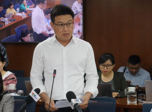  Ông Lê Thanh Tuấn thông tin tại họp báo 