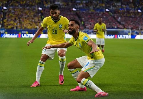 Matheus Cunha lại một lần nữa thể hiện màn ăn mừng lướt sóng quen thuộc của mình.