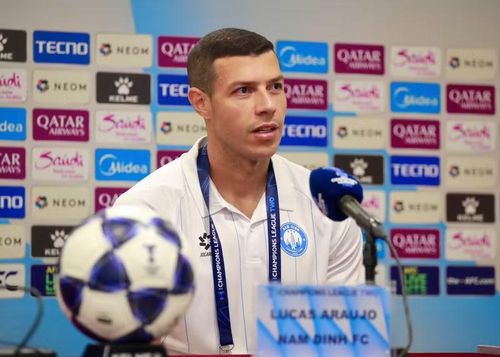Lucas Alves trở thành một phần quan trọng của CLB trong giai đoạn rực rỡ nhất với hai chức vô địch V-League liên tiếp mùa 2023/24, 2024/25, một chức vô địch Siêu Cup 2024. Ảnh: Internet.