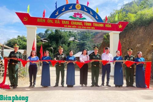 Bản Ón, xã Tam Chung, tỉnh Thanh Hóa là điểm sáng trong mô hình “Bản sáng vùng biên”. Trong ảnh: Lãnh đạo xã Tam Chung và cán bộ Đồn Biên phòng Tam Chung, Bộ đội Biên phòng tỉnh Thanh Hóa cùng đại diện doanh nghiệp, nhà hảo tâm cắt băng khánh thành cổng chào bản Ón. Ảnh: Hải Chuyền