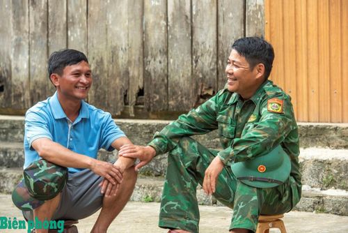 Đồng chí Cao Xuân Long và Thiếu tá Đinh Nam Viên (phải), bàn kế hoạch huy động bà con xuống đồng. Ảnh: Lê Văn Chương