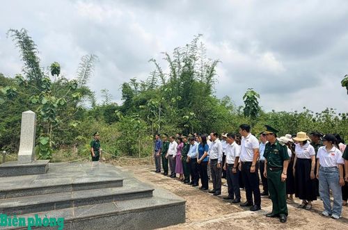 Cán bộ Đồn Biên phòng cửa khẩu Lộc Thịnh giới thiệu ý nghĩa mốc quốc giới cho cán bộ, công chức đoàn công tác Ủy ban Mặt trận Tổ quốc Việt Nam các xã, phường nội địa trước lễ ký kết mô hình. Ảnh: Hồng Ánh