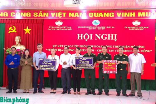 Đại diện lãnh đạo Ủy ban Mặt trận Tổ quốc Việt Nam xã Xuân Lộc, thành phố Đồng Nai, trao bảng tượng trưng quà tặng cho Đồn Biên phòng Đắc Ka và xã Bù Gia Mập tại lễ ký kết phối hợp. Ảnh: Hồng Ánh