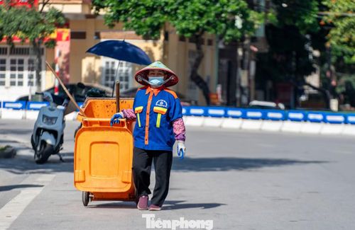 Bà Đào Thị Phương, nhân viên công ty môi trường đô thị nói: " Để duy trì công việc, tôi cứ làm một lúc lại phải vào bóng râm để trú mát ", bà Phương chia sẻ.