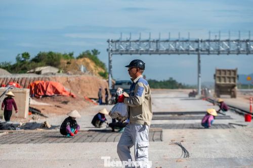 Nhiều người phải di dời vào các vị trí bóng râm, luân phiên nghỉ ngơi để tránh bị sốc nhiệt.
