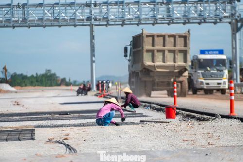 Trong khi đó, trên công trường thi công cao tốc Hữu Nghị - Chi Lăng, công nhân vẫn gấp rút thi công các hạng mục để kịp đưa dự án hoàn thành vào tháng 9/2026.