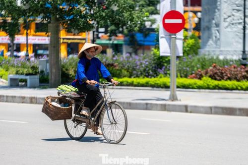  Ghi nhận của PV Báo Tiền Phong, từ sáng sớm tại khu vực trung tâm tỉnh Lạng Sơn nắng nóng đã rất gay gắt. 