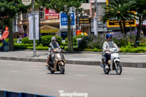 Không khí oi bức, người dân mỗi khi ra đường đều che chắn kín mít.