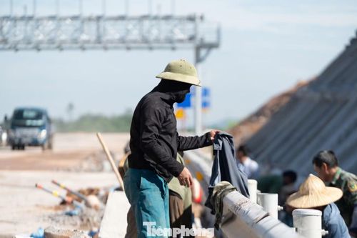 Hầu hết trong số hộ đều trang bị thêm áo bảo hộ chuyên dụng để làm khu vực ngoài trời.