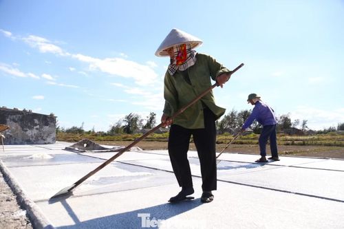 Theo các diêm dân, nghề làm muối phụ thuộc hoàn toàn vào thời tiết, người dân luôn trong tâm thế thấp thỏm canh nắng, canh mưa để bảo vệ thành quả lao động.