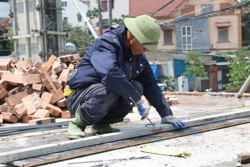 Tại công trường xây dựng công trình nhà ở phường Thành Vinh, ông Nguyễn Văn Định (trú xã Hưng Nguyên) cùng nhóm thợ của mình đang tăng tốc hoàn thiện cốp-pha để kịp đổ bê tông tầng 3. Dù mặc áo điều hòa nhưng không làm giảm đi sức nóng ngoài trời. “Chúng tôi phải bổ sung cả nước tăng lực để lấy lại sức. Nước uống liên tục nhưng càng uống càng thấy khát. Có lúc cảm giác nóng đến phát rét, người ớn lạnh. Làm khoảng 30 phút là phải nghỉ uống nước lấy sức”, ông Định chia sẻ.