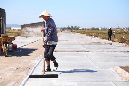 Không chỉ công nhân xây dựng hay lao động bốc vác, diêm dân ven biển cũng đối mặt nhiều áp lực khi phải bám đồng muối dưới cái nắng gay gắt.