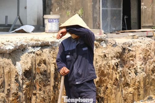 Không chỉ các thợ xây dựng dân dụng, công nhân trên các công trình giao thông cũng đang phải căng mình chống chọi với thời tiết khắc nghiệt. Tại dự án cải tạo Quốc lộ 46 đoạn Vinh - Nam Đàn có tổng mức đầu tư hơn 500 tỷ đồng, công nhân tranh thủ thi công từ sáng sớm, tránh thời điểm nắng gắt nhất trong ngày.