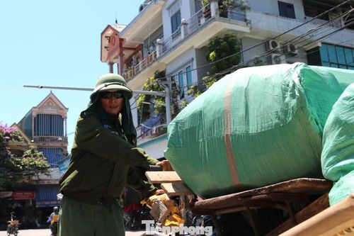  Ông Trần Văn Dũng, một lao động bốc vác tại chợ đầu mối Vinh cho biết, nắng nóng khiến công việc vốn đã nặng nhọc càng thêm vất vả. “Hàng hóa không thể để lâu nên dù nắng đến mấy cũng phải làm. Chỉ cần đứng ngoài trời một lúc là áo quần ướt đẫm mồ hôi”, ông Dũng nói. 