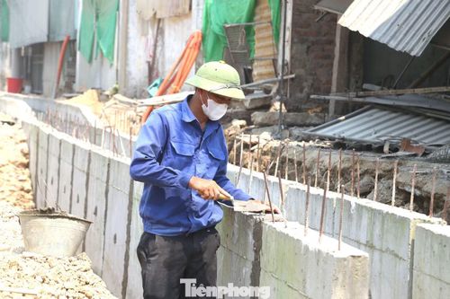 Anh Nguyễn Trường Sơn cho biết, ánh nắng trực tiếp kết hợp với cường độ lao động cao khiến cơ thể nhanh mất nước, đuối sức. Để thích ứng, nhiều tổ đội đã điều chỉnh giờ làm việc, bắt đầu từ 6h sáng và nghỉ dài hơn vào buổi trưa. “Nắng từ trên chiếu xuống, hơi nóng từ mặt đường bốc lên khiến anh em nhanh kiệt sức. Công ty phải thay đổi thời gian làm việc để đảm bảo sức khỏe cho công nhân”, anh Sơn nói.