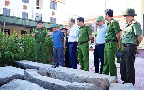 Công an TP Hải Phòng bàn giao tang vật là dầm cầu đá cổ cho chính quyền và người dân phường Ái Quốc.