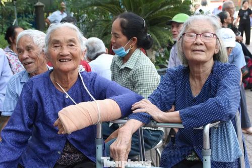 Có mặt từ sớm tại điểm thu nhận mẫu ADN tại xã Diễn Châu, bà Cao Thị Mai (SN 1944, bên trái), chị gái liệt sĩ Cao Văn Lung, dù đang đau tay sau một lần bị ngã vẫn nhờ con cháu đưa đến điểm thu nhận mẫu. Liệt sĩ Lung nhập ngũ sau khi lập gia đình không lâu và hy sinh tại chiến trường Quảng Trị chỉ sau nửa năm chiến đấu. Với bà Mai, mỗi ngày chờ đợi đều là một ngày mong tin em trai. "Nhiều năm qua, gia đình đã đi tìm khắp nơi nhưng không có kết quả. Việc được lấy mẫu ADN lần này thắp lên hy vọng rất lớn cho gia đình", bà Mai chia sẻ.