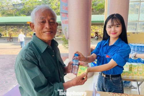 Đoàn viên thanh niên xã Đại Đồng phát nước, sữa tiếp sức thân nhân liệt sĩ đến điểm thu nhận mẫu ADN.