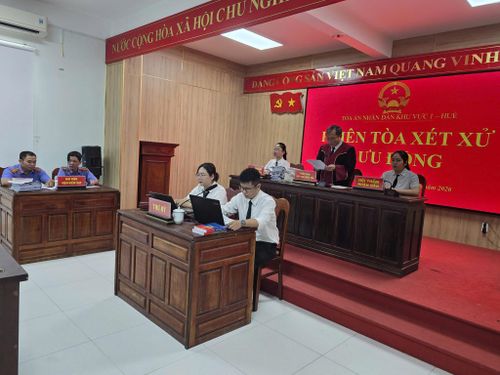 Hội đồng xét xử vụ án mua bán trái phép chất ma túy.